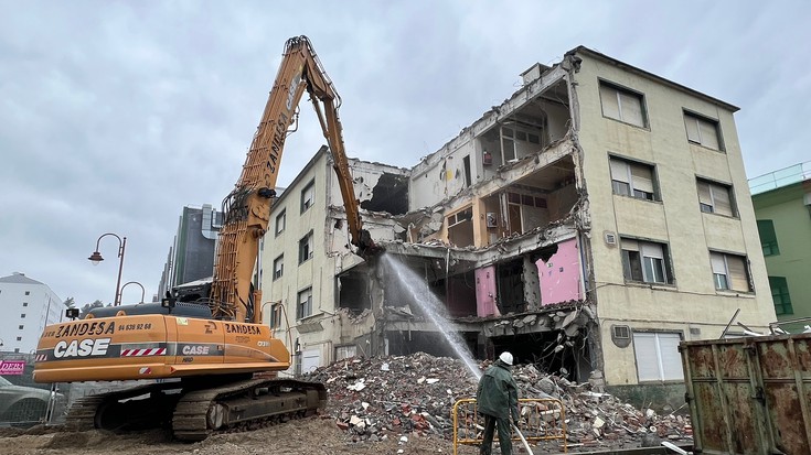 Hasi dituzte Arrasateko ospitale zaharra botatzeko lanak