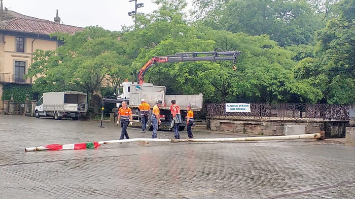 Plazako ikurrina kendu dute masta apurtzear zegoelako