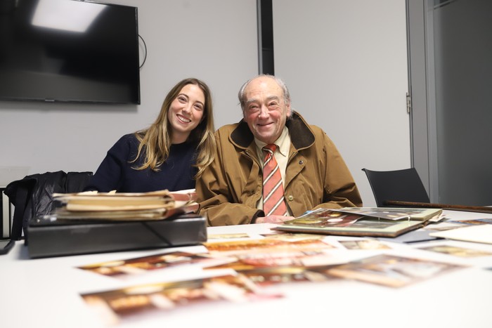 Diseinuekin historia egin duen aitonaren lana, lekukoa pasioz hartu dion bilobak kontatua