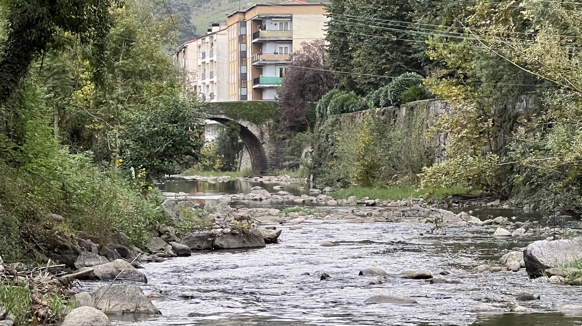 Deba ibaiaren eta haren adarren gaineko ikus-entzunezkoa eskainiko da herrietako aretoetan, bihartik aurrera