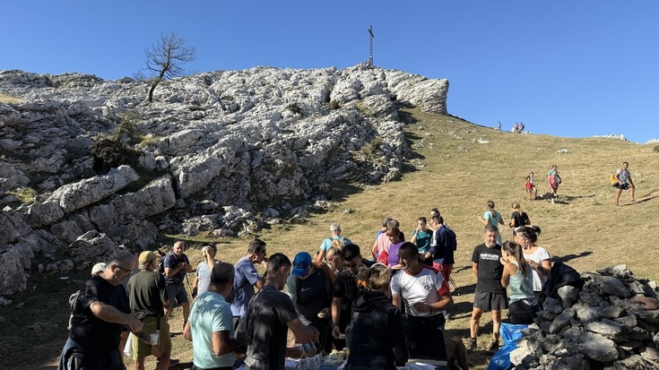 Herritarrek ez dute hutsik egin Kurtzebarri tontorrean