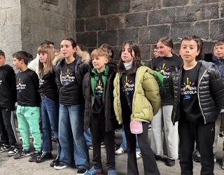 Arizmendi Ikastolako gaztetxoek kantuz alaitu dute goiz euritsua