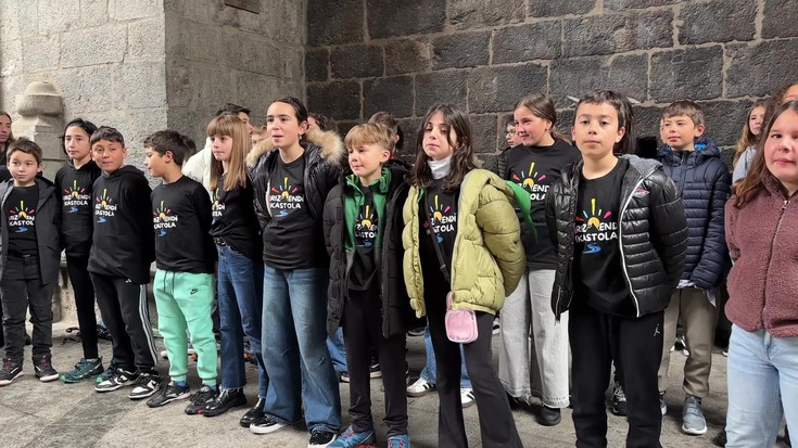 Arizmendi Ikastolako gaztetxoek kantuz alaitu dute goiz euritsua