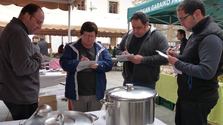 Elkarte gastronomikoen arteko okela gisatu lehiaketa baserritarren azokan