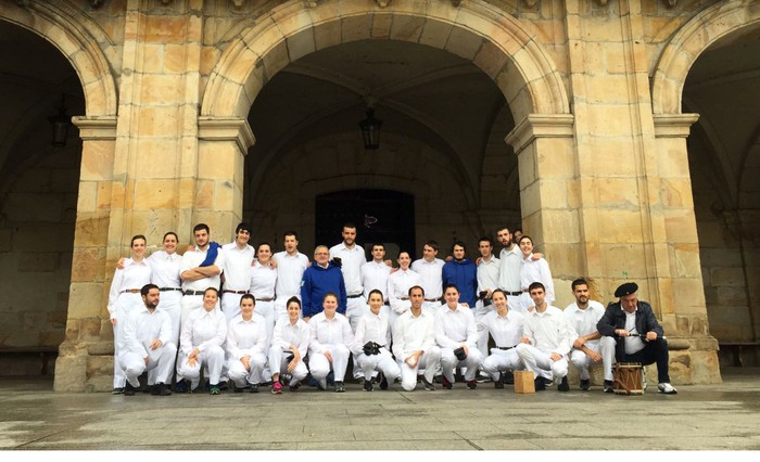 Corpus asteburuari hasiera eman diote dantzariek