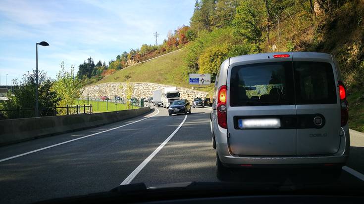 Mugitu ezinik geratu da kamioi bat Epele parean, auto-ilarak sortuz