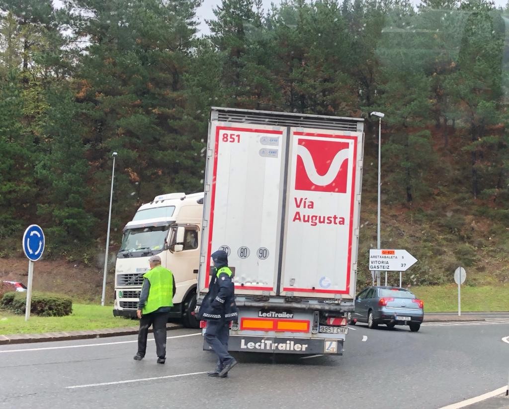 Eroskiko biribilgunean ezin pasatu geratu da kamioi bat