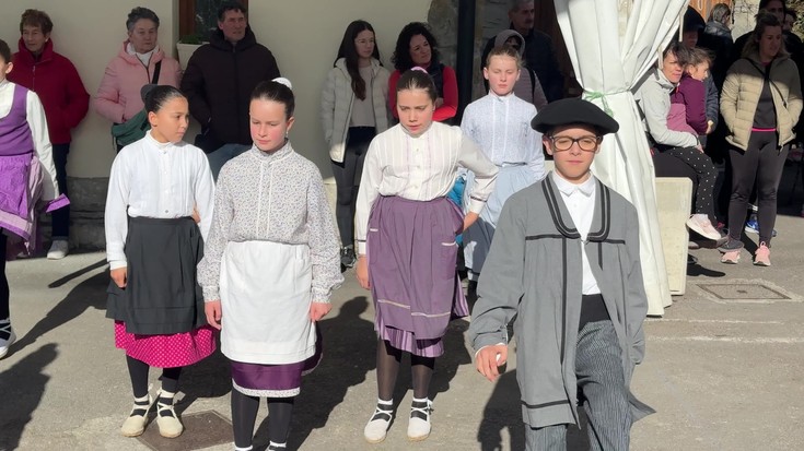 Dantza eta jolas artean ospatu dituzte auzoko jaiak Buruñaon