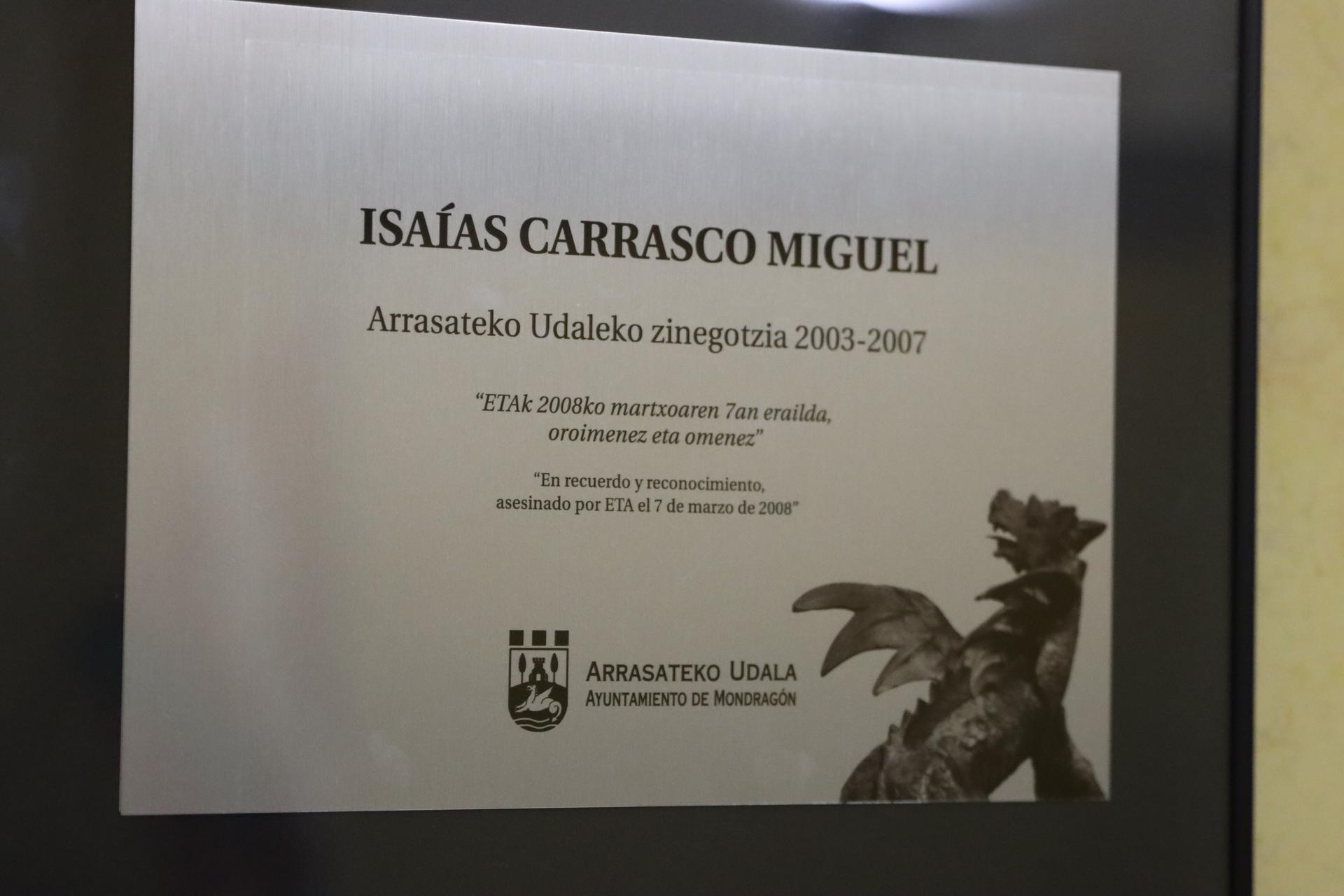 Arrasateko Udalak Isaias Carrascoren omenezko plaka aldatu du; ETAk erail zuela zehazten du berriak