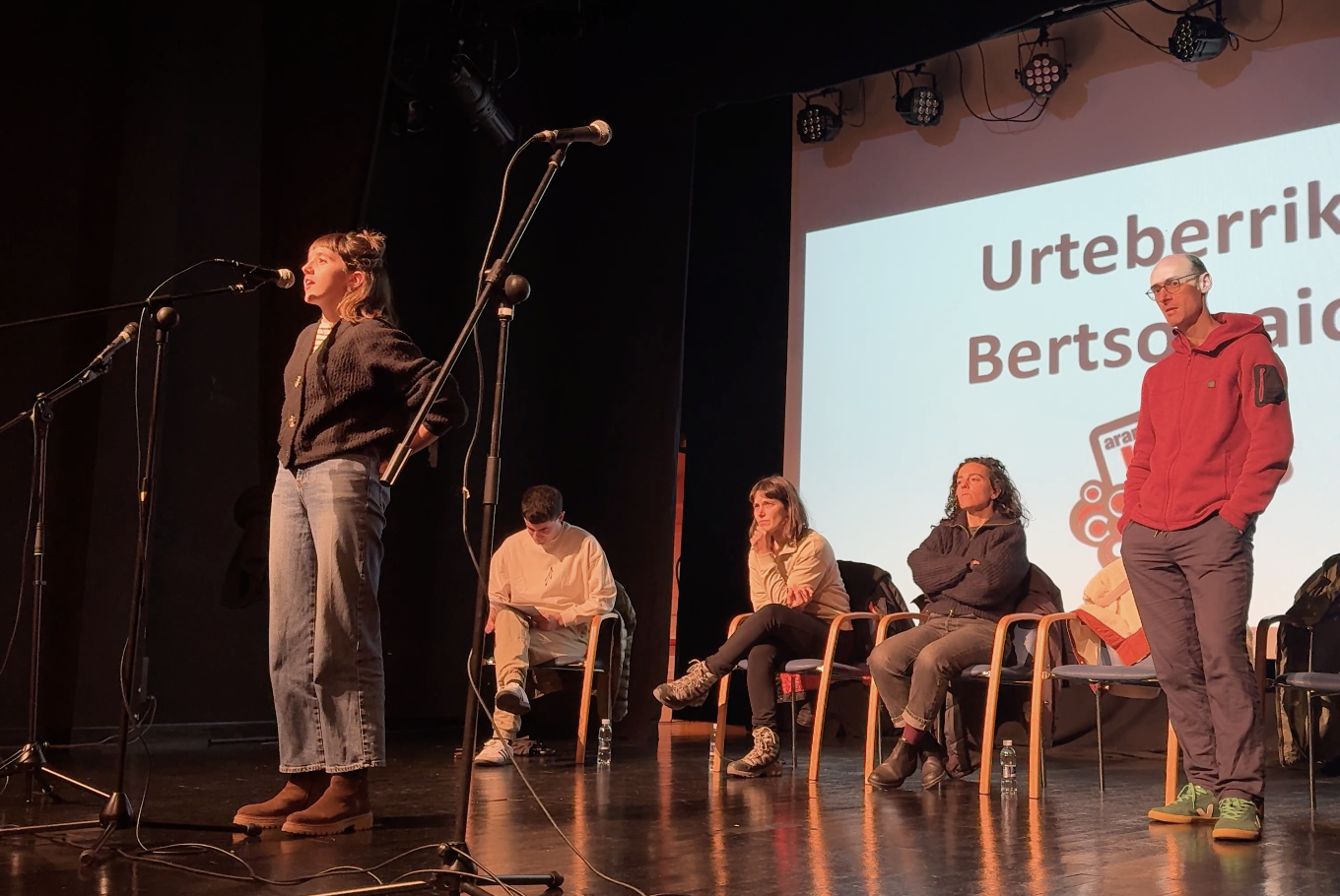 Aktualitate biziko gaiak izan dituzte ahotan bertsolariek Aramaioko urte berriko saioan