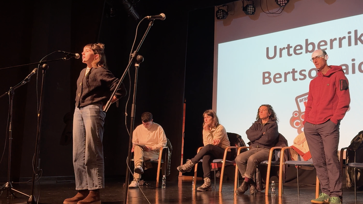 Aktualitate biziko gaiak izan dituzte ahotan bertsolariek Aramaioko urte berriko saioan