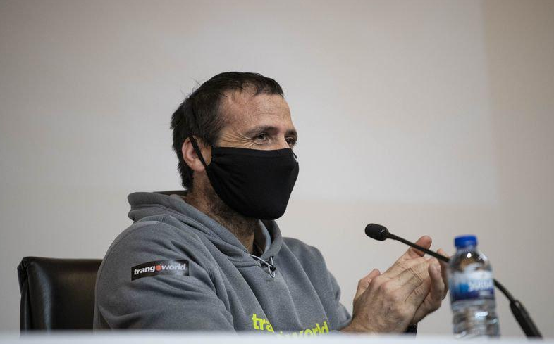 Plazan zein mendian, irribarrea galdu barik dabil Alex Txikon