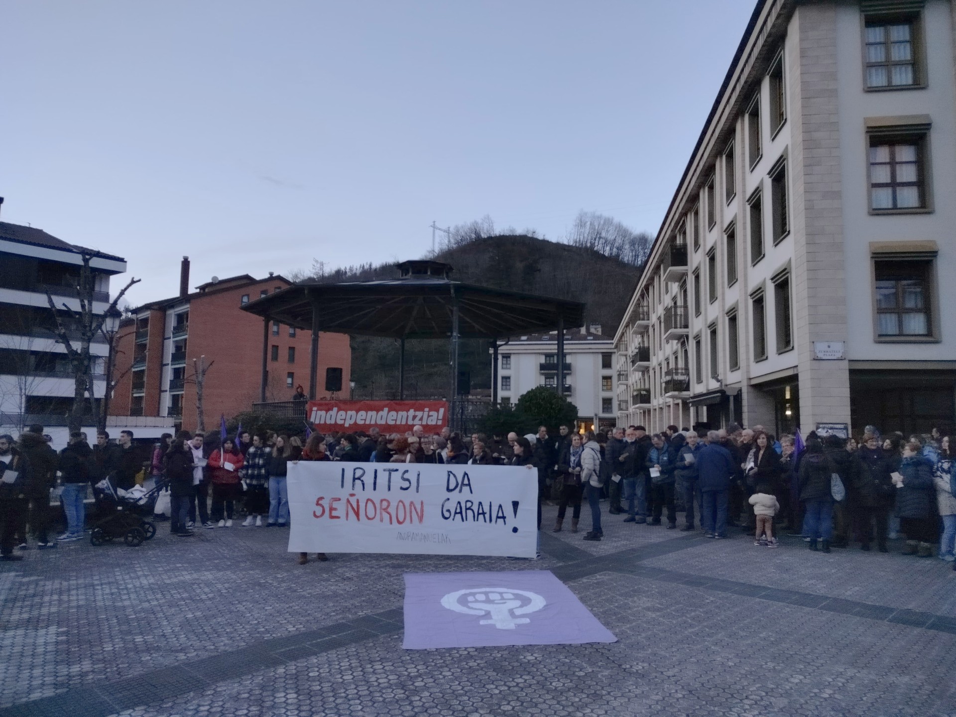 Elkarretaratzea eta ikuskizuna, Martxoaren 8aren bueltan