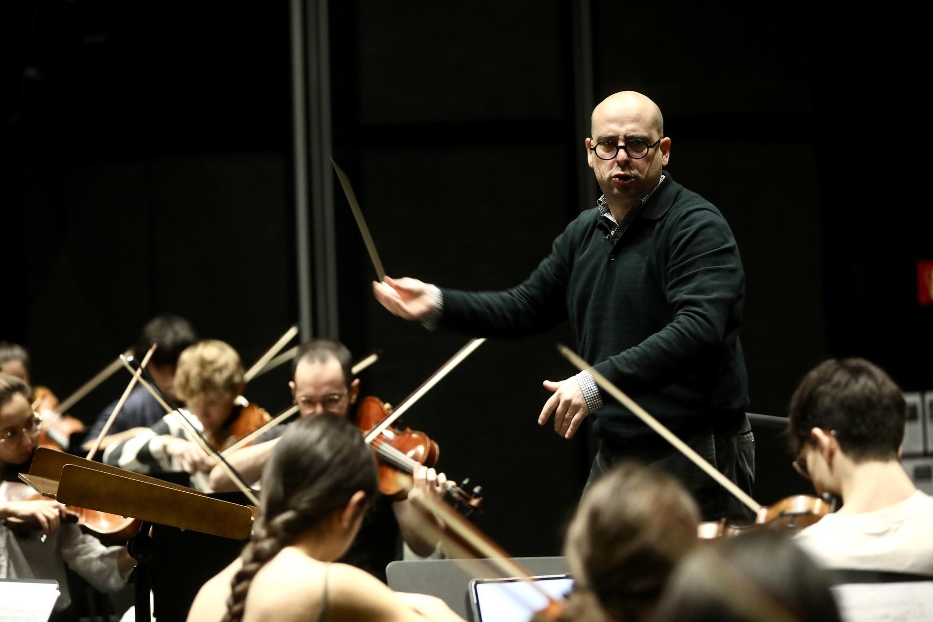 Unai Urrecho arrasatearraren gidaritzapean ari da entseatzen Euskal Herriko Gazte Orkestra