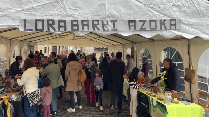 Hamahirugarren edizioa izan du Lorabarri azokak