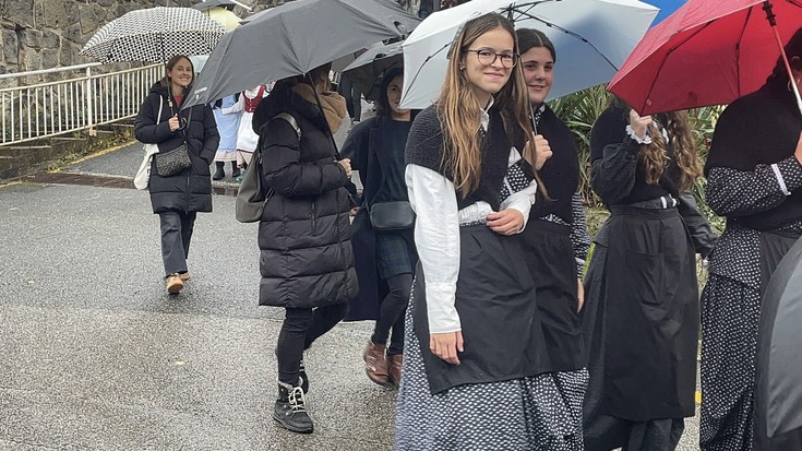 Olentzero eta Mari Domingiren iritsiera argazkitan