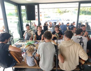 40 antzuolar inguru Aiherran izan dira