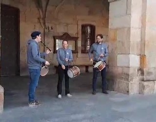 Realaren ereserkiarekin bukatu zuten domekako diana Oñatiko txistulariek