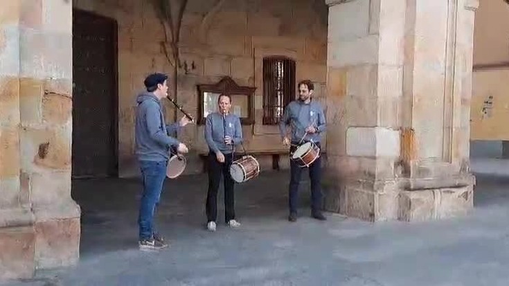 Realaren ereserkiarekin bukatu zuten domekako diana Oñatiko txistulariek