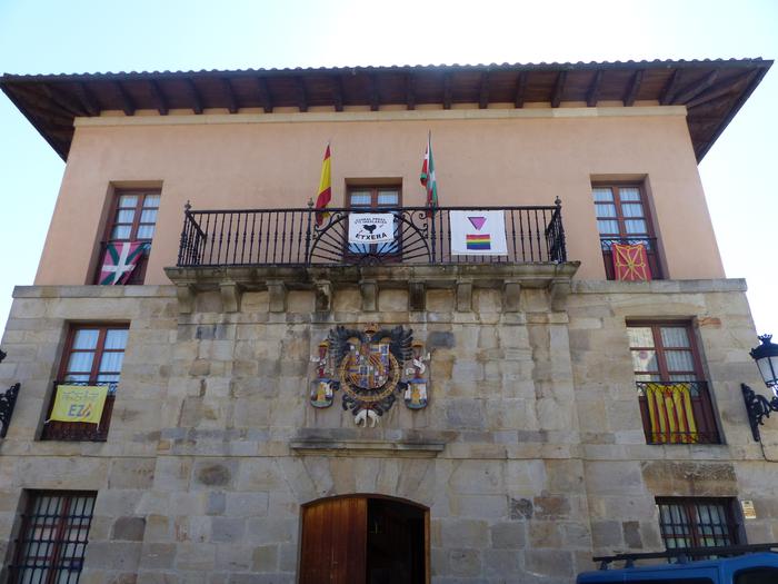 Espainiako bandera bistan jartzeko agindua jaso du Udalak