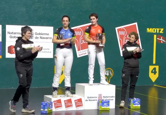 Maddi Barrokal da Ados Pilotaren lau eta erdiko lehen txapelduna