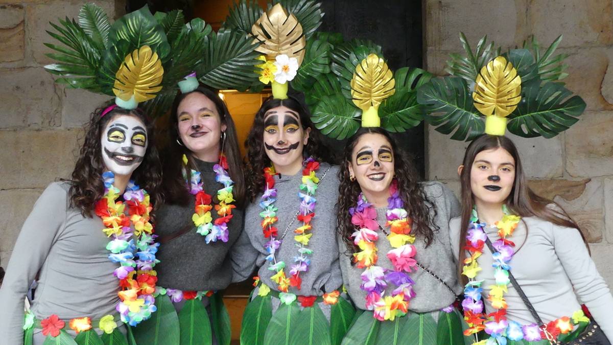 Mozorro eta jaigiroak bete dituzte Bergarako kaleak Aratusteetan