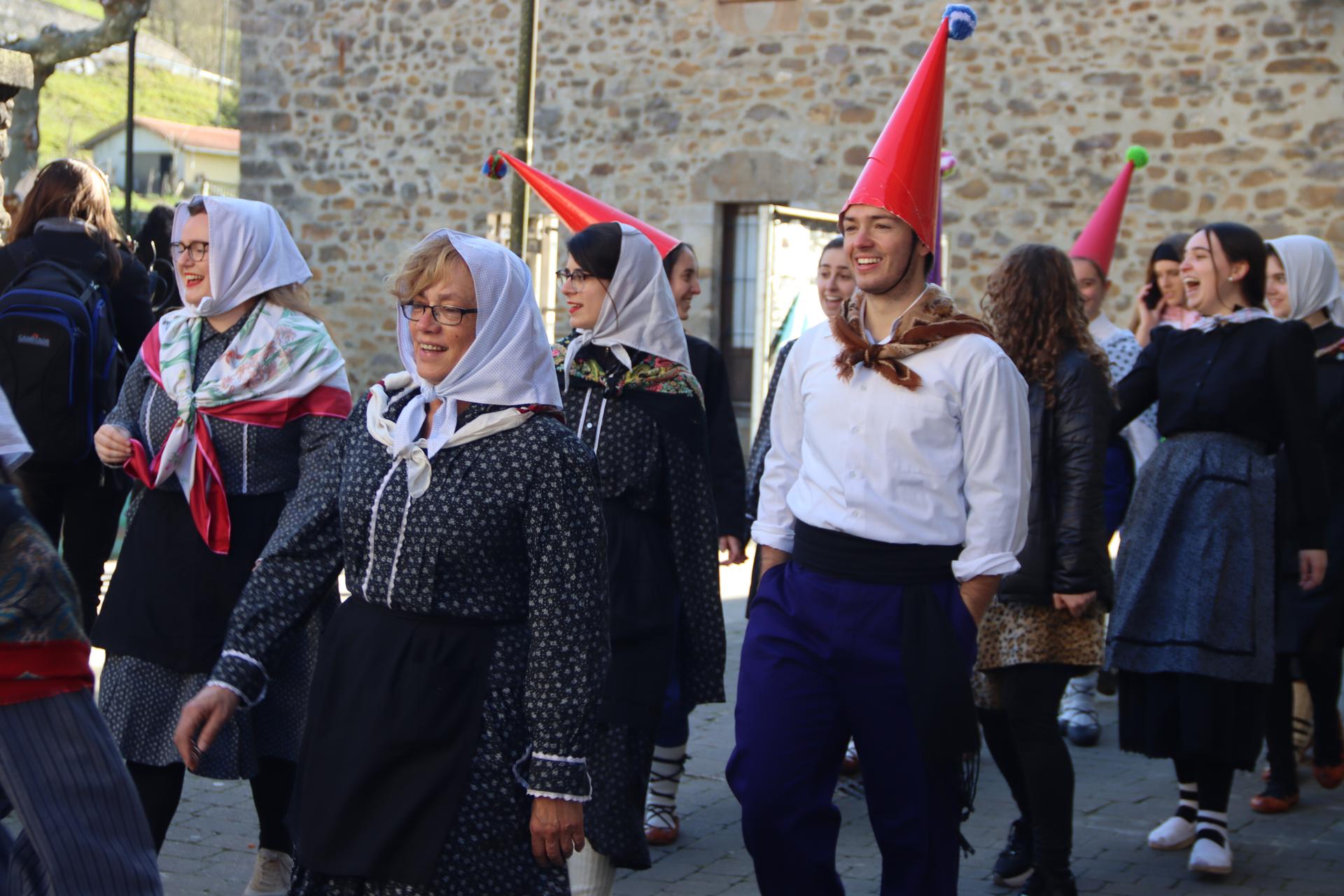 Inauteri-menua Antzuolan: dantza, bazkaria eta erromeria