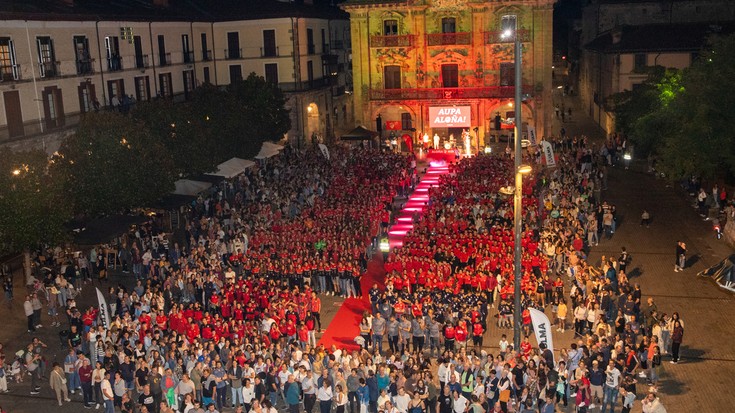 Gorriz jantzi dute Herriko Plaza, 75. urteurrena ospatzeko