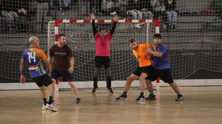 Minik hartu barik eta giro onean gozatu dute Eskubaloi Eguna Bergaran