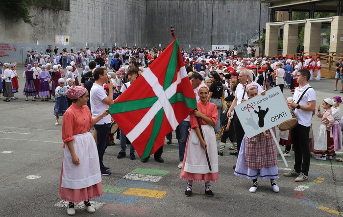 Hamabi haur dantza talde Oñatiko 52. Haurren Egunean