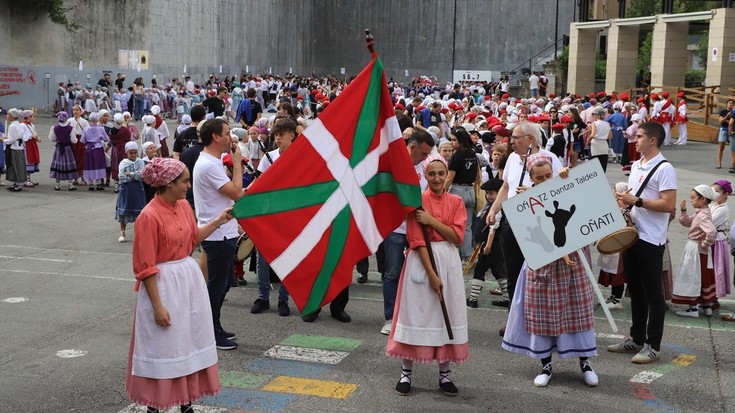 Hamabi haur dantza talde Oñatiko 52. Haurren Egunean