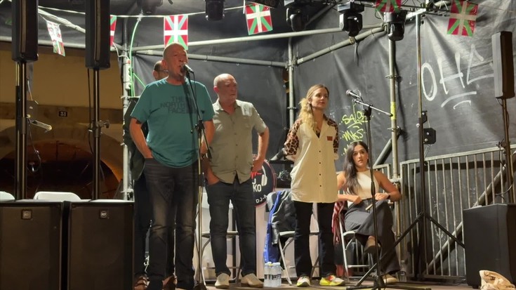 Bertsoz agurtu dituzte San Bartolome jaiak Uribarrin