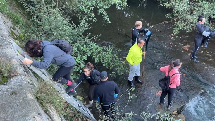 600 lagun inguru aritu dira Debagoienean, errekak garbitzen