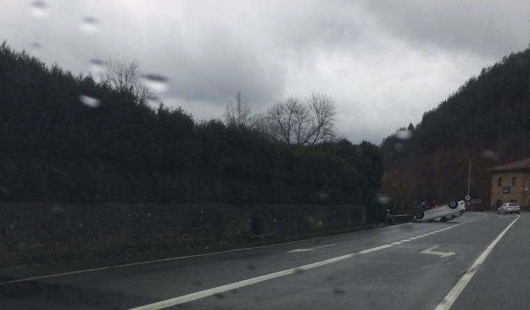 Auto bat irauli da Oñatiko Santxolopeztegi auzoan