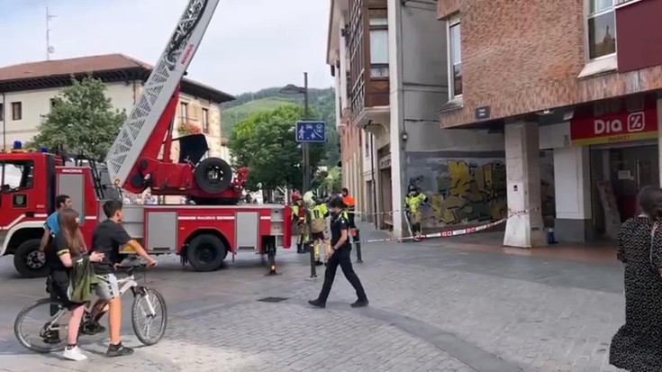 Ikusmina piztu du suhiltzaileen lanak Seber Altube plazan