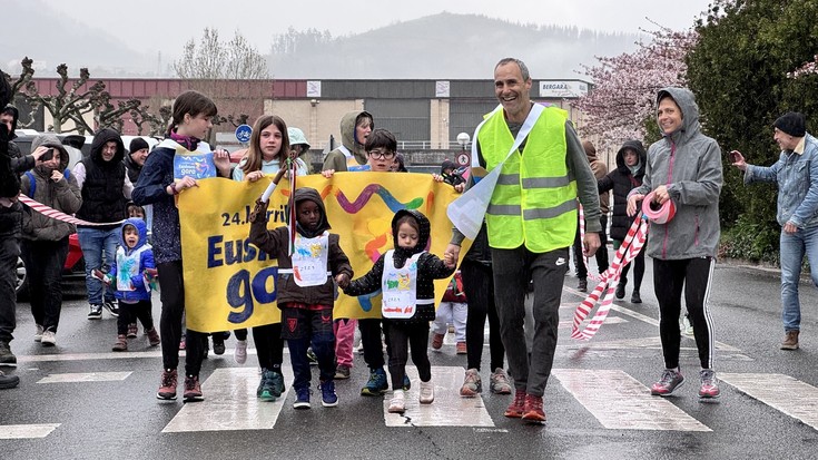 Euskara direla erakutsi dute Bergarako gaztetxoek goizeko Korrika Txikian