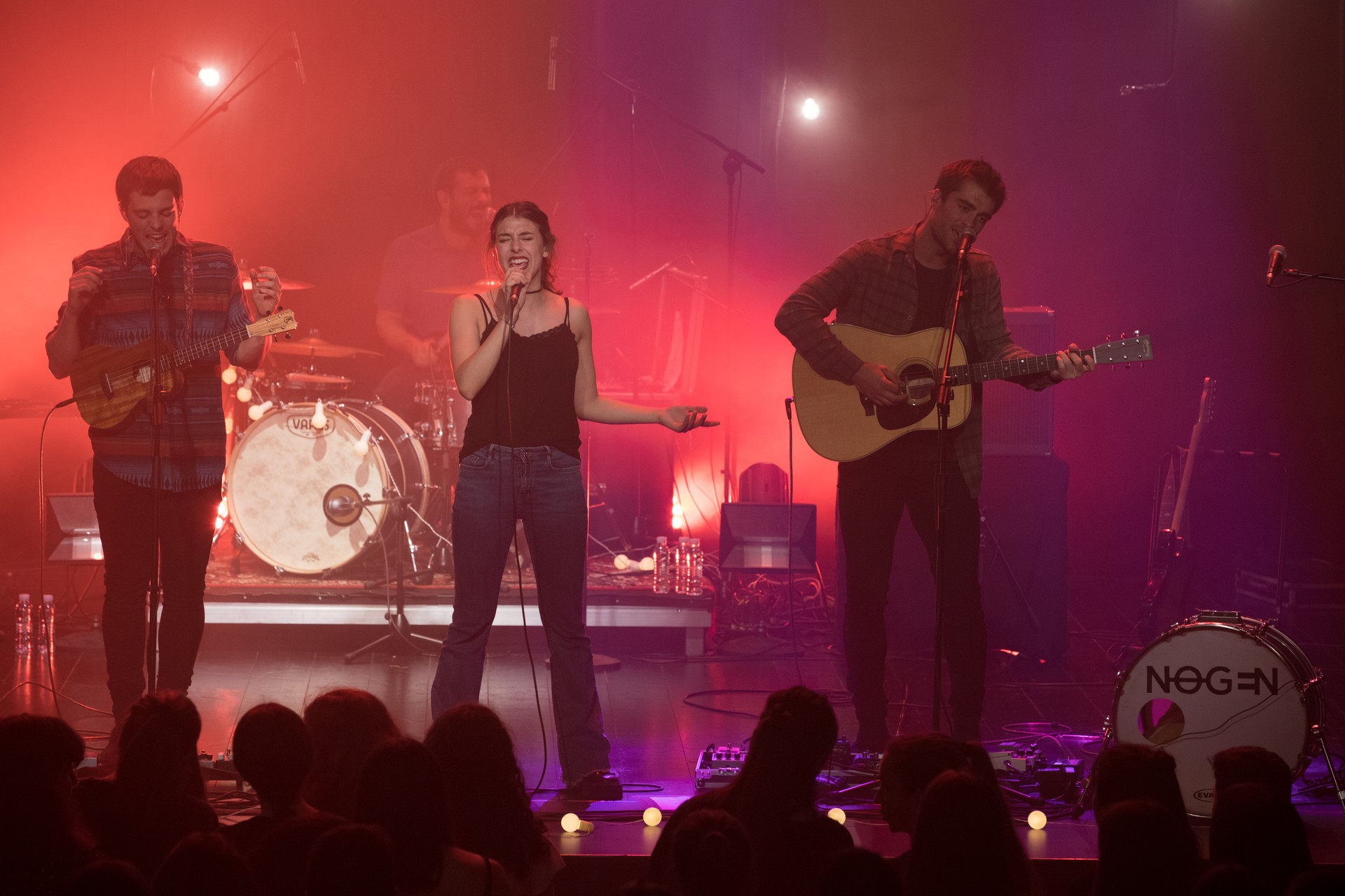 Nogen taldearen eskutik  pop-folk doinuak plazan