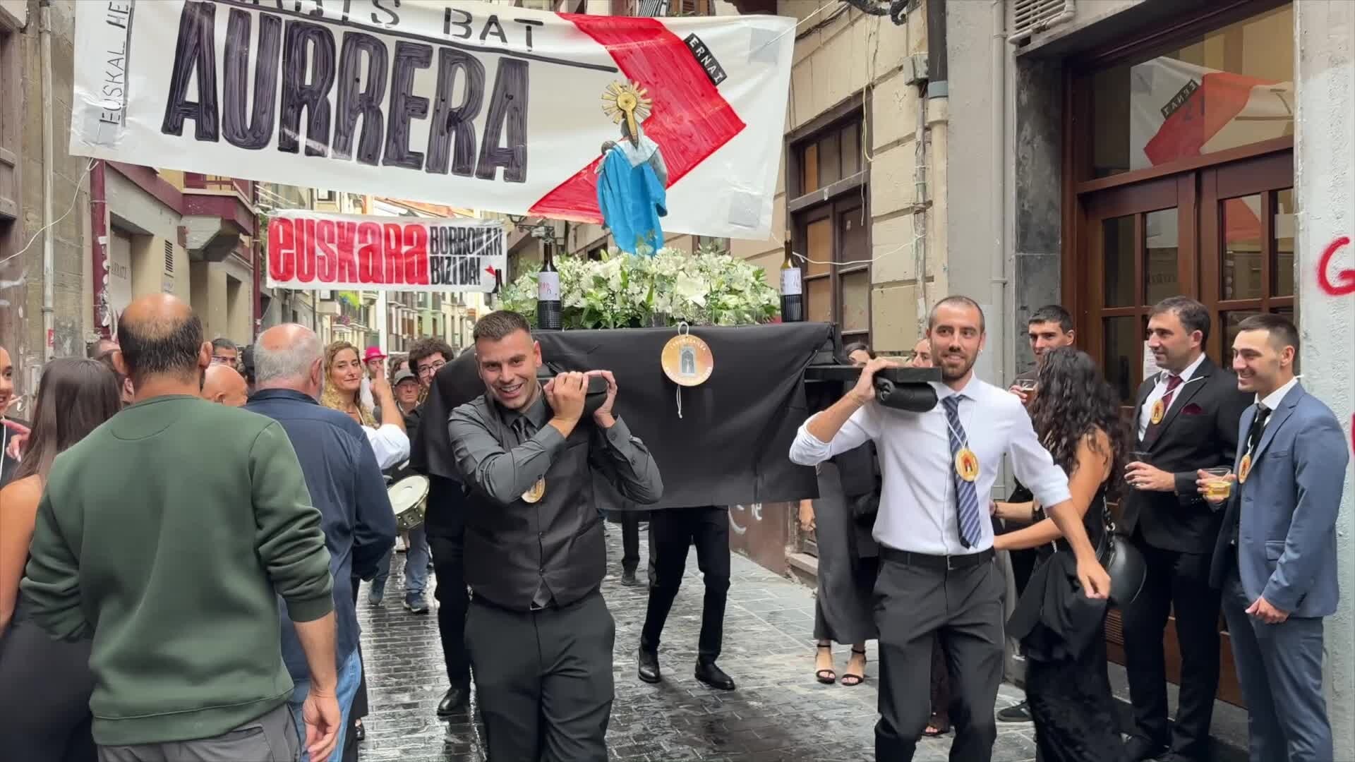 Maritxu bera jaitsi da kaxoitik kalera, eguerdiko giroa berotzera