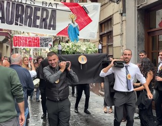 Maritxu bera jaitsi da kaxoitik kalera, eguerdiko giroa berotzera