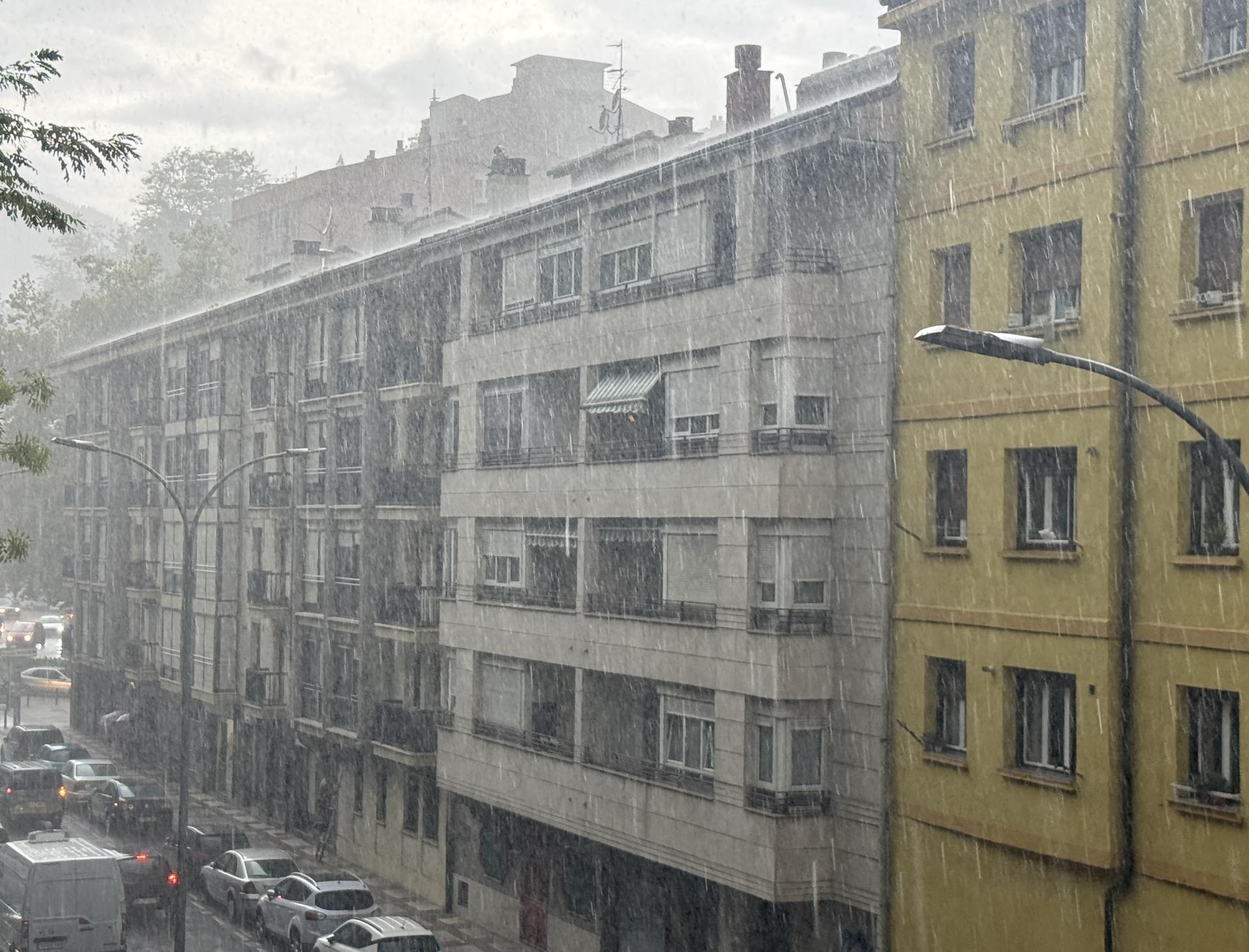Euri zaparrada mardulen ondorioz ia 40 litro batu ziren metro karratuko Debagoienean
