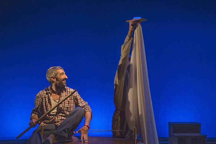 'E, petrel! Julio Villarrekin solasean' antzezlana