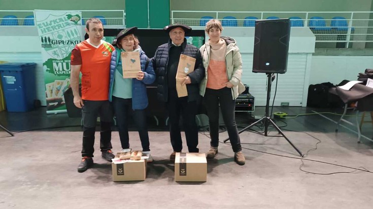 Antzuolako bost bikote eta Bergarako bi sailkatu dira Euskal Herriko mus txapelketako finalerako