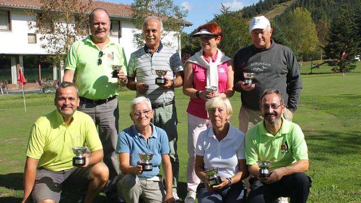 Oñatiko Ireloreko Oscar Esteban eta Endika Valencia hondarribiarra Pitch and Putt-eko Gipuzkoako txapeldun