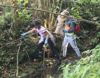 Katiuskak jantzi eta errekara jaitsi dira Elgetan ere