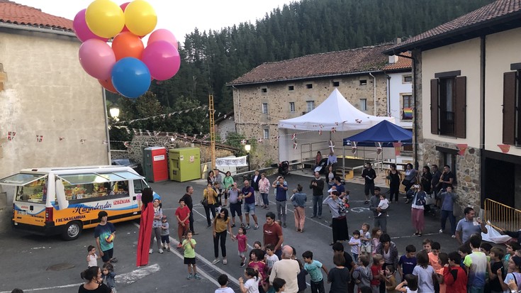 San Migel jaiak datoz Angiozarren, Mila Elortzaren alkate izendapen eta guzti