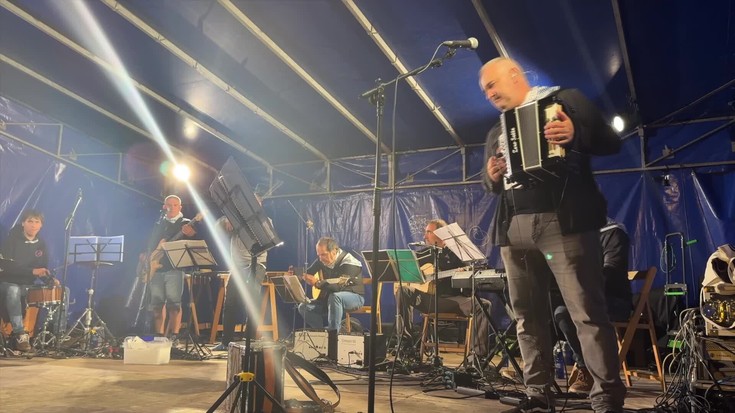 Kantuan eta dantzan, biak egin zituzten atzo gauean Aretxabaletan