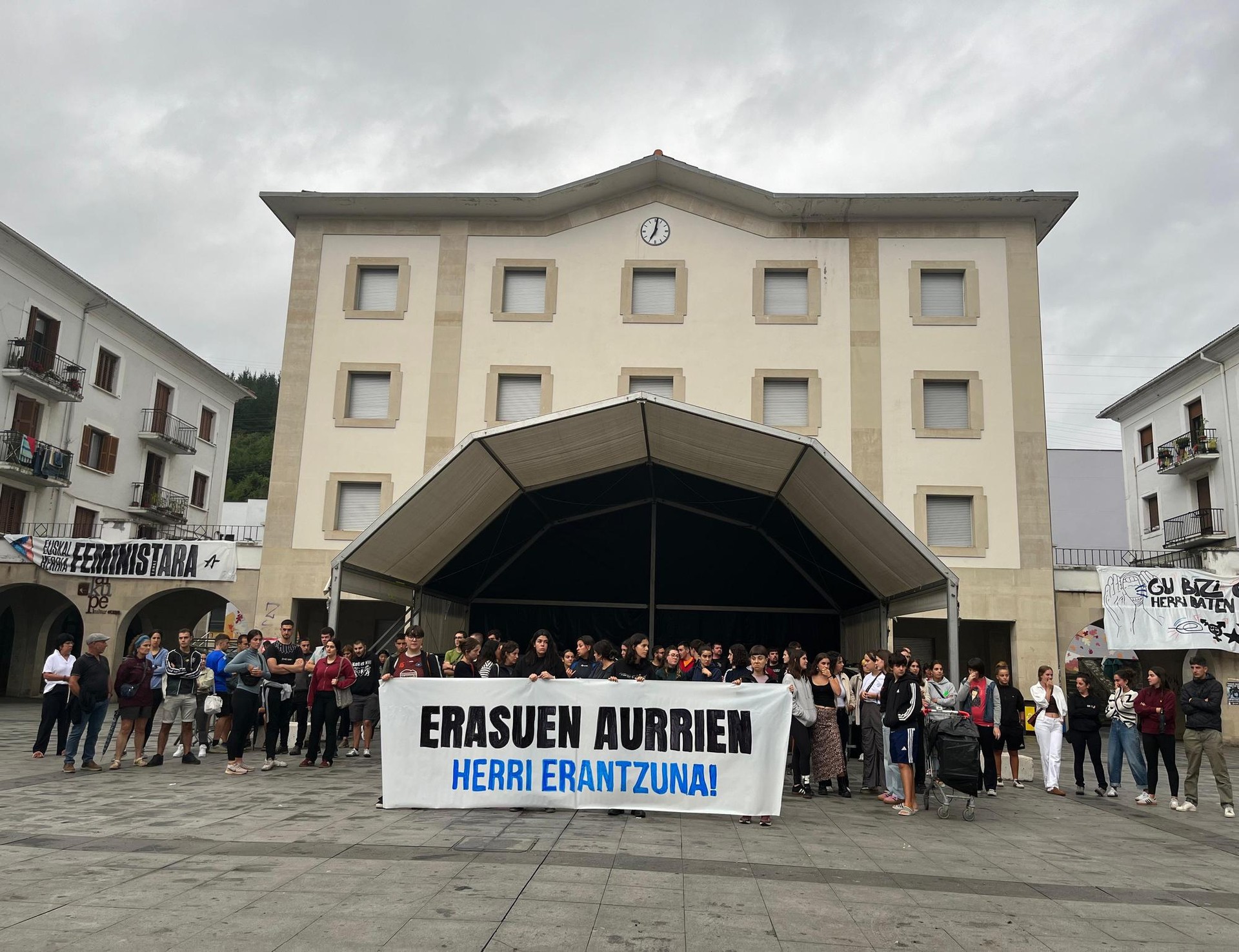 Domeka gauean txosnaguneetan jazotako erasoak salatu dituzte