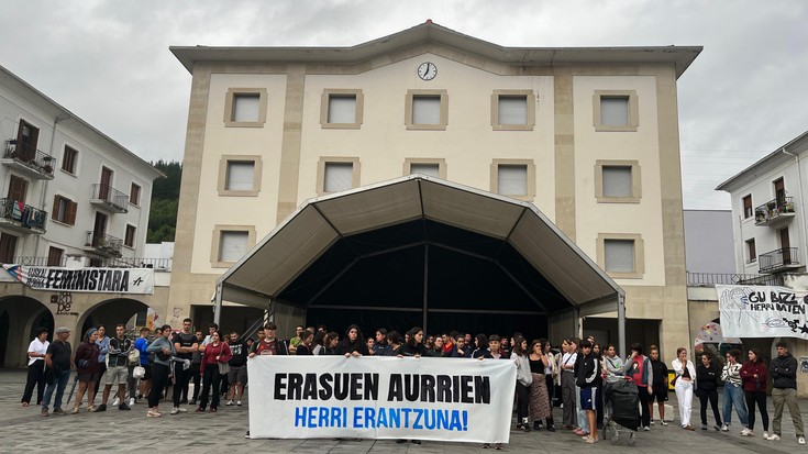 Domeka gauean txosnaguneetan jazotako erasoak salatu dituzte