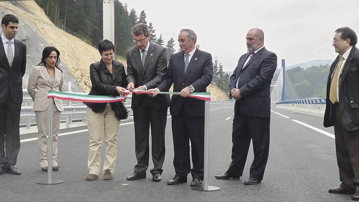 Bailara zeharkatzen duten bide-azpiegitura handien mende laurdena