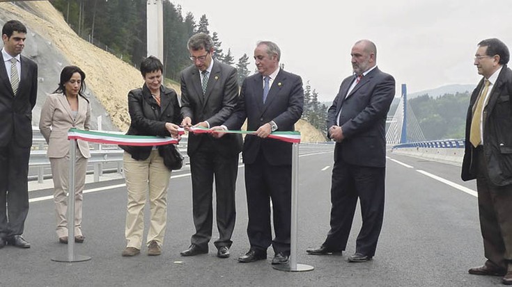 Bailara zeharkatzen duten bide-azpiegitura handien mende laurdena